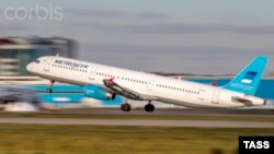 Самолет Airbus A321 компании "Когалымавиа" в аэропорту Домодедово в Москве. 20 октября 2015 года. 