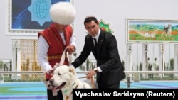 Сердар Бердымухамедов Түркмөнстандагы Ахалтеке аттарына жана Алабай иттерине арналган иш-чара учурунда, 25-апрель 2021-жыл.