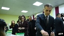Miliardarul și fondatorul „Visului Georgian”, Bidzina Ivanișvili, votând la o secție de votare din Tbilisi, în dimineața de 4 octombrie 2025
