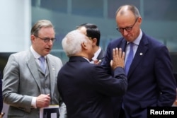 Прем'єр-міністр Бельгії Барт де Вевер, президент Європейської ради Антоніо Коста та канцлер Німеччини Фрідріх Мерц спілкуються під час саміту лідерів Європейського Союзу в Брюсселі, Бельгія, 23 жовтня 2025 року