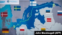 Контејнер украсен со мапа на која е прикажан гасоводот Северен тек 2