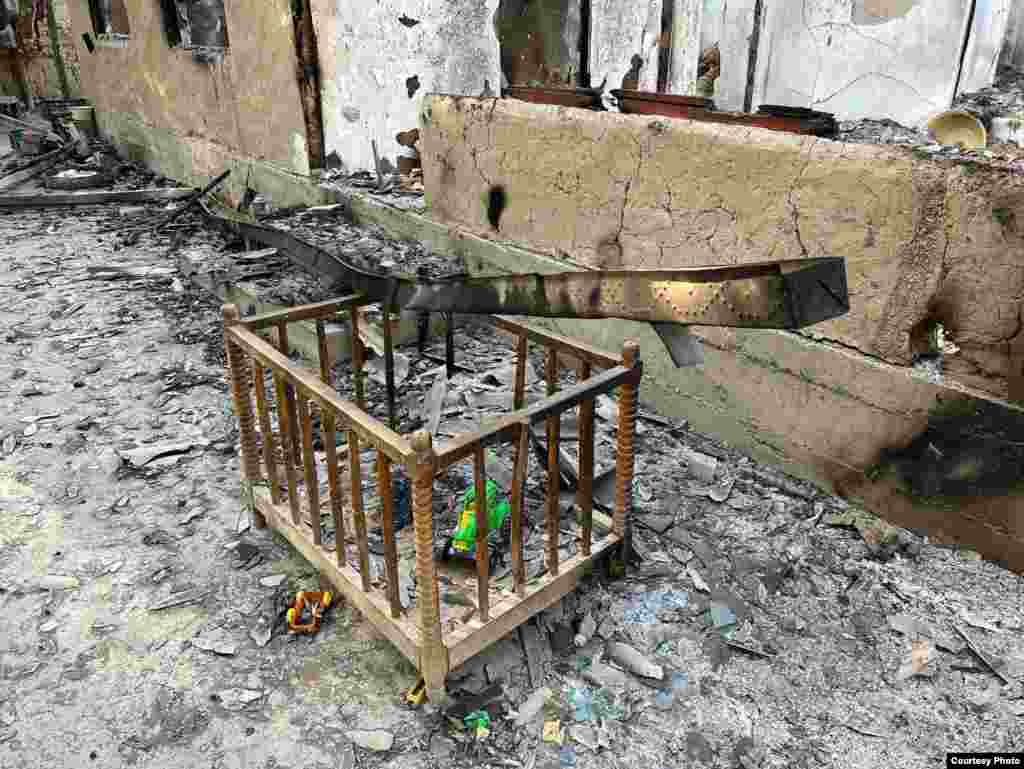 Сгоревший вместе с домом детский манеж. Село Мин-Орук, Баткенская область.&nbsp;