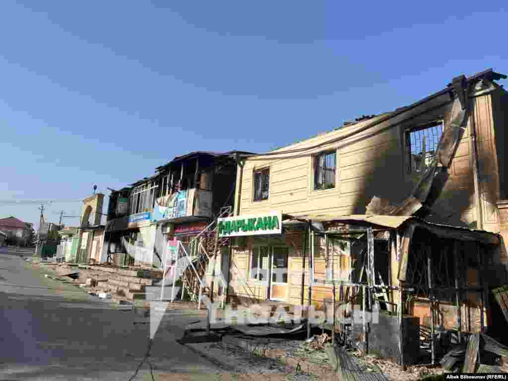 Лейлек районунун Интернационал айылындагы "Достук" базары дээрлик 100% өрттөнгөн.