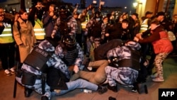 Rușii care au ieșit în stradă pentru a protesta împotriva deciziei președintelui Putin de a dispune mobilizarea au fost agresați de forțele de ordine. 