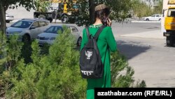 На собраниях со старшеклассницами помимо вопроса нравственности молодых людей осуждают за использование мобильных телефонов и Интернета (архивное фото)