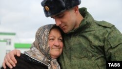 Грозный. Мать и сын в военном комиссариате Чечни перед отправкой новобранцев осеннего призыва к месту службы (иллюстративное фото)