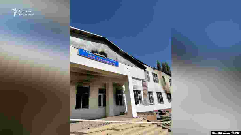 Өрттөнгөн мектептин сырткы көрүнүшү.