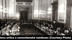 Ceaușescu supraveghea permanent cele șapte arte și nouă muze, principalele sale instrumente propagandistice.În foto, întâlnirea la CC cu cadre și activiști de partid din cinematografie. (5 martie 1971). Sursa Fototeca online a comunismului românesc; cota: 37/1971
