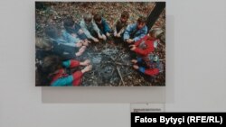 Fotografija dece koja se greju u šumi nakon što su pobegli iz svojih kuća