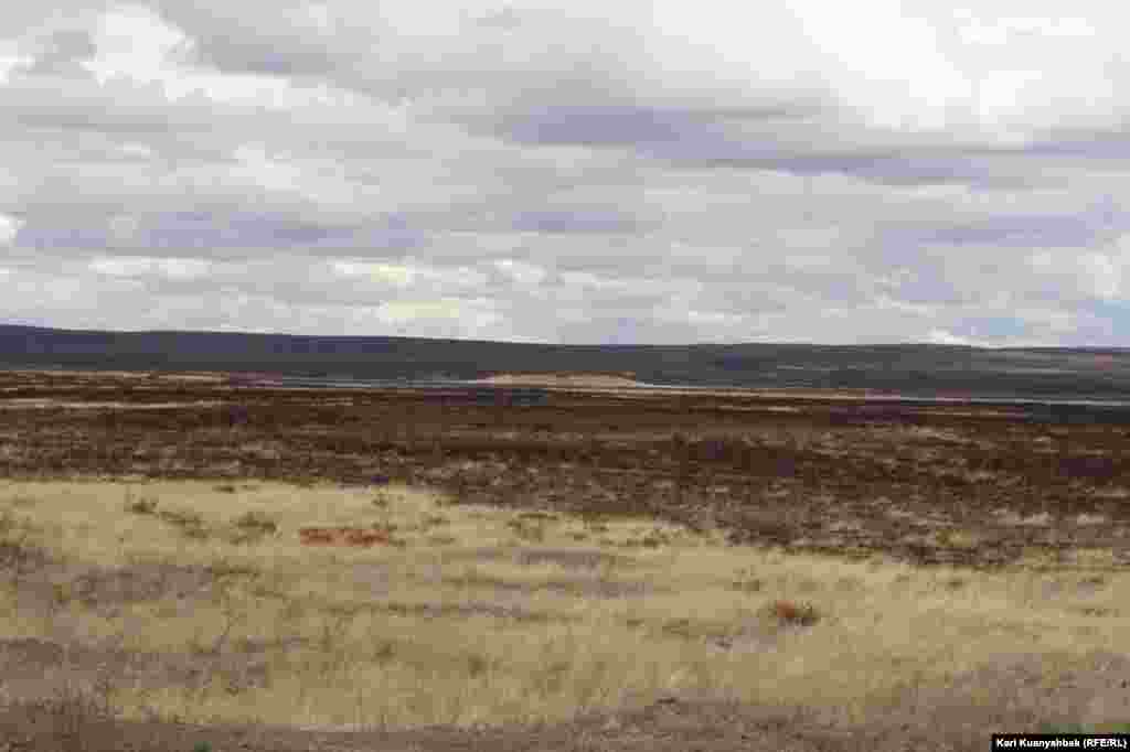 "Атылған көлдің" солтүстік жағындағы бірнеше километр жердегі екінші шұңқырдың сұлбасы. Совет кезінде ол шұңқыр "Телькем-1" бір деп аталған. Осы екі жерде 1968 жылы арасы бір айдан екі жарылыс жасалған. Бұл күндері жаздағы дала өртінен кейін төңірек қарайып жатыр. Тек шұңқыр маңындағы төбешіктерге ғана от тимеген.