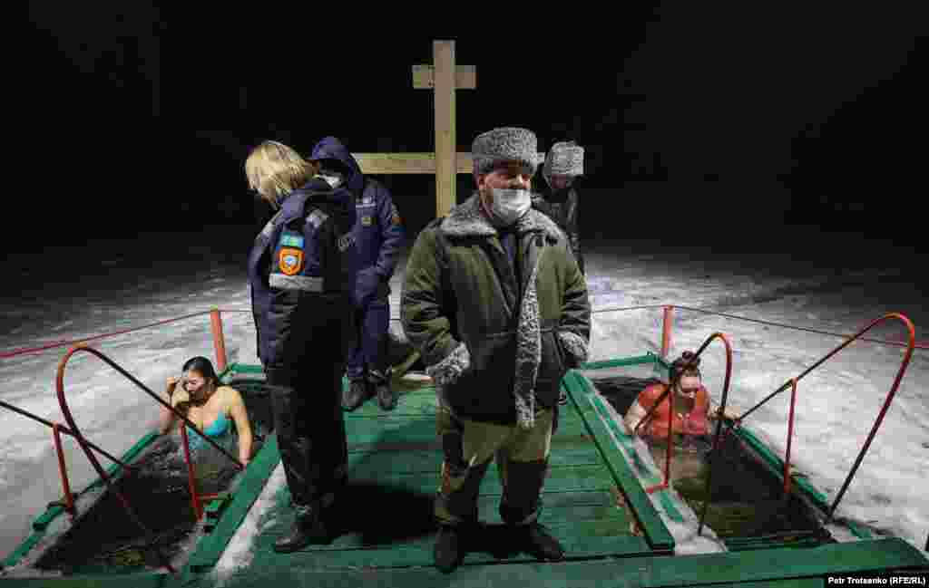 Працівники МНС і &laquo;казаки&raquo; спостерігають за купальницями в Алмати, Казахстан