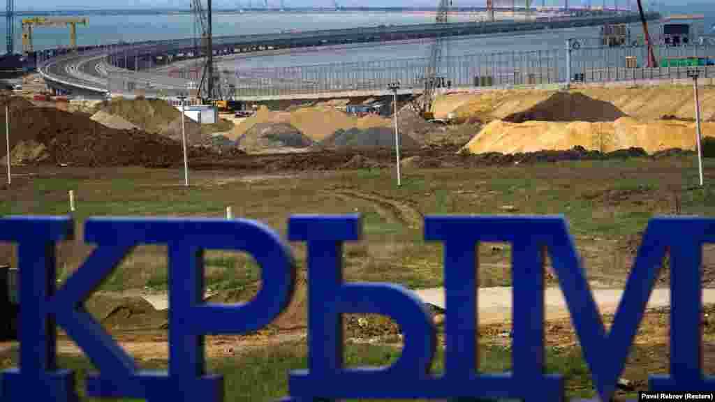 Ресей жақтан жаңа көпірге шығар тұсқа "Қырым" деген жазу орнатылған.