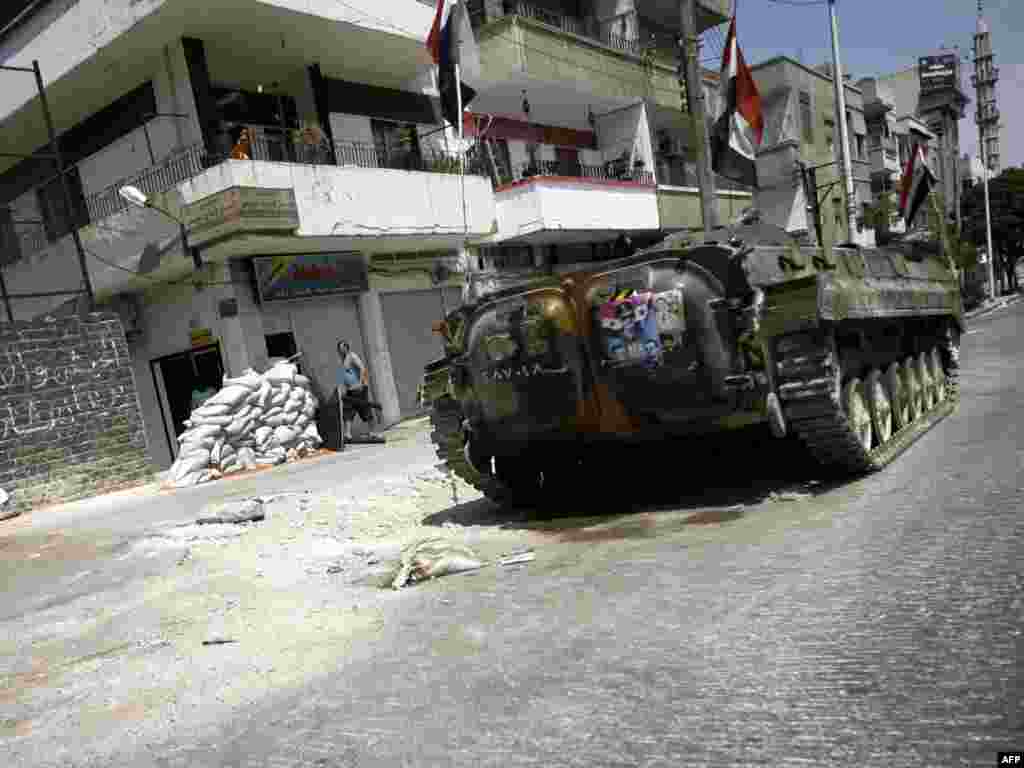 Военные на танках патрулируют улицы Хомса.