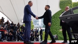 Գերմանիայի կանցլեր Ֆրիդրիխ Մերցը ողջունում է Ուկրաինայի նախագահ Վլադիմիր Զելենսկուն, Բեռլին, 28-ը մայիսի, 2025թ.