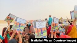 د قلم لار ټولنې له‌خوا افغان ماشومانو ته وېشل شوي کتابونه. ارشیف