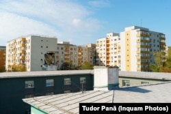 Urmările exploziei și acoperișul Liceului Teoretic Dimitrie Bolintineanu, afectat de deflagrație.