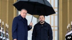 Președintele ucrainean, Volodimir Zelenski, în timpul unei vizite la Ankara, pe 18 februarie, alături de omologul său turc, Recep Tayyio Erdogan