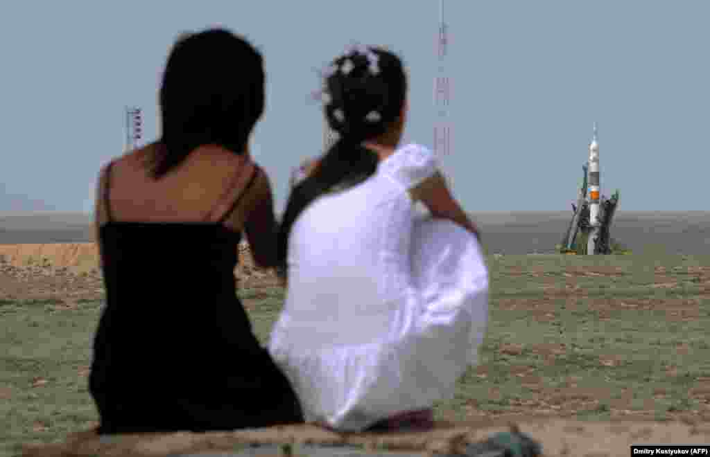 "Союз" зымыраны ғарышқа ұшқан сәтті бақылап отырған қазақстандық қыздар, 2009 жыл. Ресей Қиыр Шығыста ғарыш айлағын салып жатқан шақта, Америкалық SpaceX жекеменшік компаниясы АҚШ аумағынан Халықаралық ғарыш станциясына астронавтарды жеткізуді жоспарлап отыр. 27 мамырда, 2011 жылдан бері алғаш рет, АҚШ жерінен ғарышқа адам ұшырылмақ. Ресейдің ескірген зымыран-тасығышы мен оған қызмет көрсететін қазақстандық инфрақұрылымның дәуірі соңына таяғанға ұқсайды.