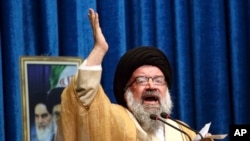 احمد خاتمی به یک باره بعد از دوم خرداد ٧٦ و رئیس‌جمهور شدن محمد خاتمی در صحنه سیاسی ایران پدیدار شد