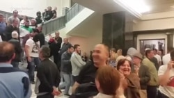 Sobranje: Maskirani napadači dočekani aplauzom demonstranata