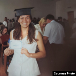 Elmira Kataki, magistraturada diplomalar berile, qadılar bölügi. Harkiv, 2003 senesi