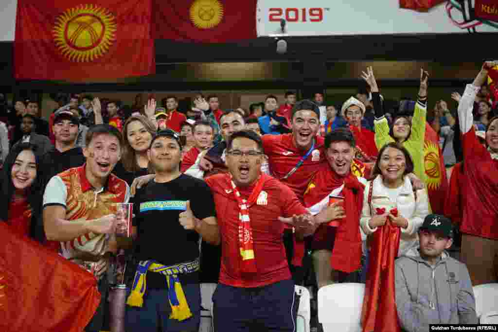 Бириккен Араб Эмираттарына кыргыз футболчуларын колдоп Кыргызстандан 200дөй футбол күйөрмандары келген. Алардын арасында СССРдин спорт чебери, 1960-70- жылдардагы &ldquo;Алга&rdquo; командасынын легендарлуу чабуулчусу Юсуп Мусаев да бар.