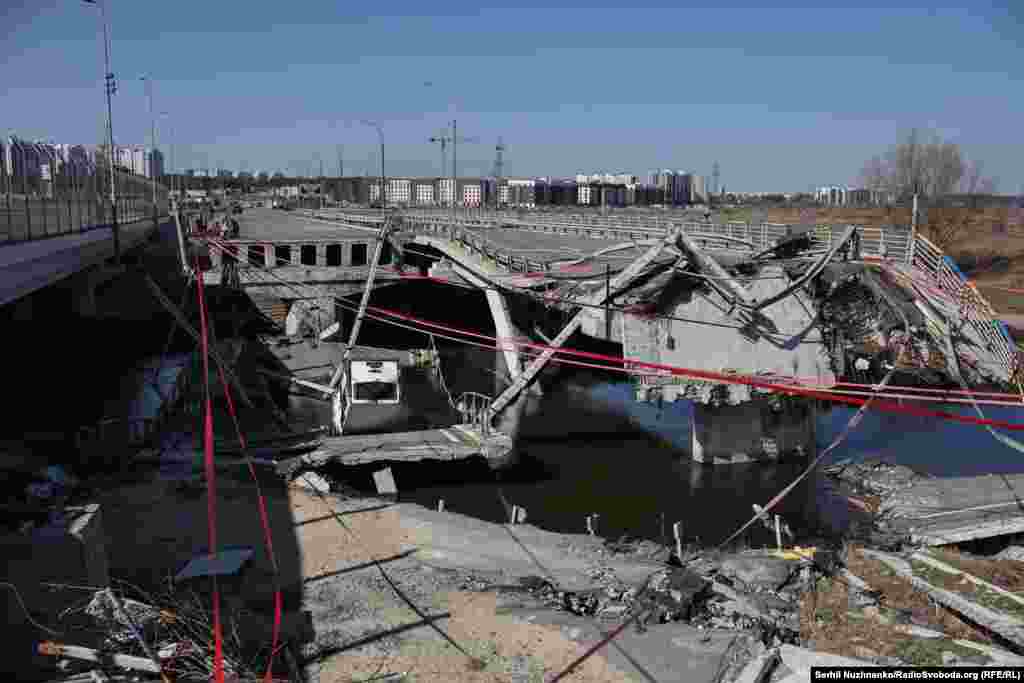 25 лютага 2022 году ўкраінскія вайскоўцы ўзарвалі Раманаўскі мост, каб спыніць наступ расейскай арміі на Кіеў.21 лістапада 2023 году побач з разбураным мостам адкрылі новы мост цераз раку Ірпень.Зьлева фота 11 сакавіка 2022 году, справа — з сакавіка 2025 году