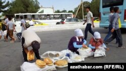 Aşgabat. Köçedäki çörek bazary