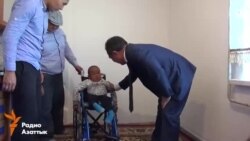 Министр передал Нуржигиту кресло-коляску