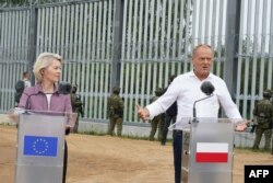 Mai rar au ocazia soldații din Belarus să audă „în direct”, de după gard, ce spun șefii Europei. Ursula von der Leyen și Donald Tusk duminică, 31 august, la Krynki, în estul Poloniei.