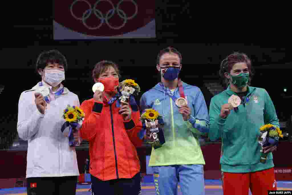 Олимпиада чемпиону Юкако Каваи, күмүш байге ээси Айсулуу Тыныбекова жана коло байге ээлери Ирина Кладиенко менен Тайбе Мустафа Юсеин.