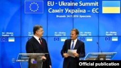 Президент України Петро Порошенко (праворуч) і президент Європейської ради Дональд Туск під ча саміту Україна-ЄС. Брюссель, 24 листопада 2016 року