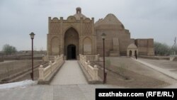 Astanababa mawzoleýiniň işgäri: "Guýunyň suwunyň ýönekeý suw däldigine, gümmeziň içinde ýerleşýän guburlaryň keramatyna we olaryň dürli keselleri bejerýändiklerine ynanmaýan nesil ýetişdi”. 