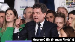 Președintele ales al României, Nicușor Dan, vorbind simpatizanților pe 18 mai 2025, după ce sondajele la ieșirea de la urne l-au plasat pe primul loc, cu 54 de procente față de cele 45 ale contracandidatului său, George Simion. Rezultatele oficiale au confirmat clasamentul.