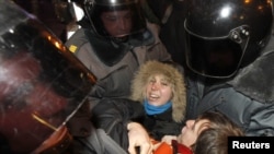 სანქტ-პეტერბურგი: რუსეთის შსს-ს ჯარისკაცები აპატიმრებენ დემონსტრანტებს აქციაზე, რომელიც ორგანიზებული იყო სოციალური ქსელების მეშვეობით. 