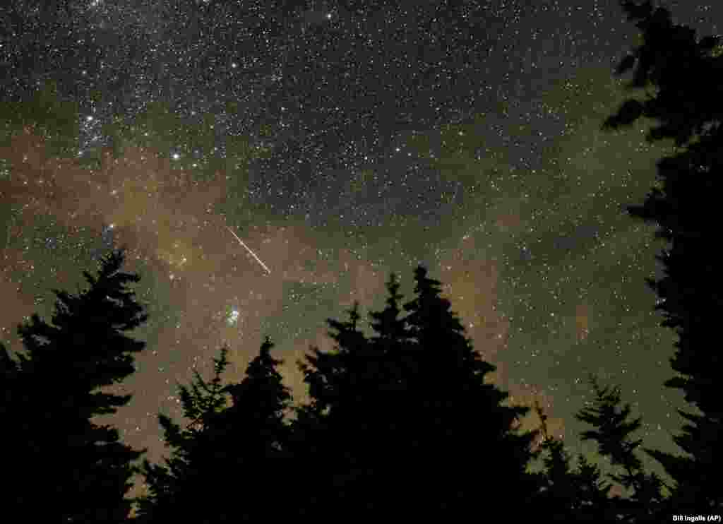 Un meteor este observat cum străbate cerul în dreptul localității americane Spruce Knob, Virginia de Vest. Fotografie realizată la data de 11 august 2021.
