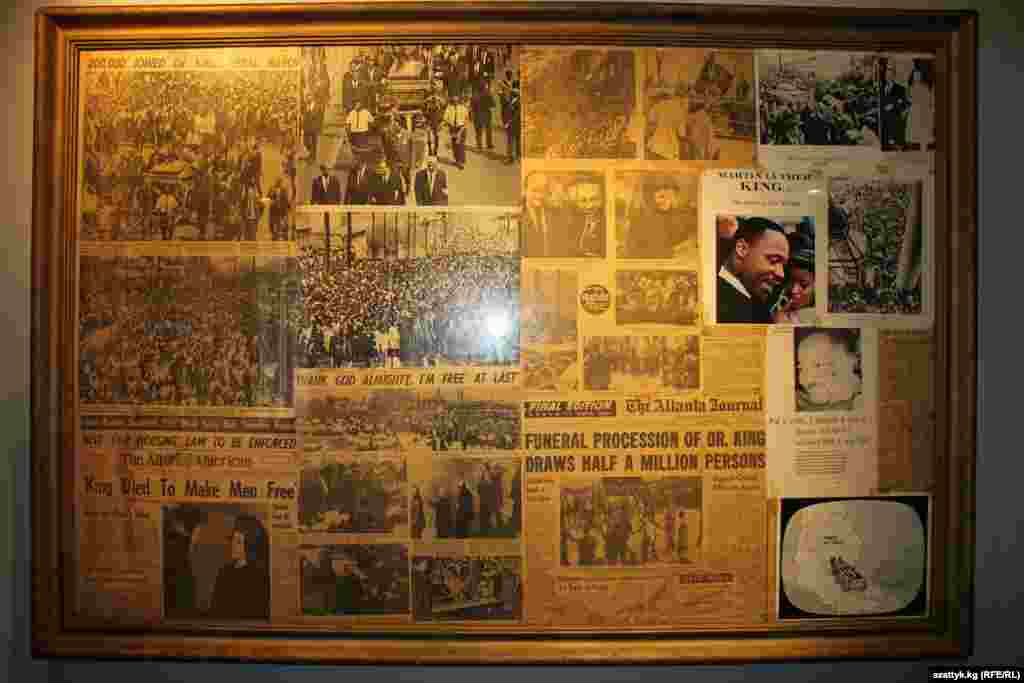 Стенд с вырезками из газет, вышедших в день похорон Мартина Лютера Кинга, ставшего жертвой убийцы 4 апреля 1968 в Мемфисе, штат Теннесси.