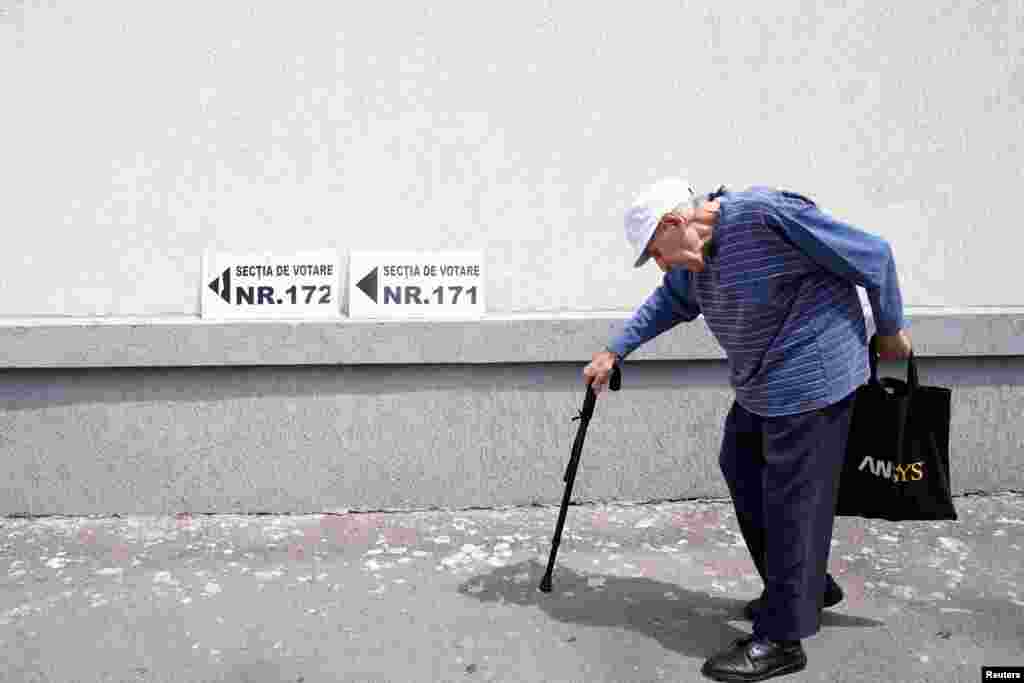 Un bărbat în vârstă se îndreaptă spre secția de votare pentru a vota la alegerile pentru Parlamentul European și la alegerile locale, la București, România, 9 iunie 2024. Puțin peste 200.000 de români candidează la aceste alegeri locale.