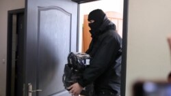 Сілавікі выносяць абсталяваньне з офісу БАЖ у Менску, 16 лютага