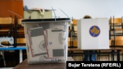 Një qendër votimi në Prishtinë më 9 shkurt 2025. 