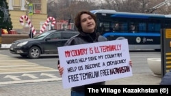 Одиночный пикет журналиста Руслана Бикетова в Алматы, 19 января 2025 г. (фото The Village Kazakhstan)