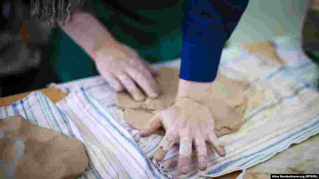 Глина, за словами майстра, ледачих не любить: &laquo;Розслабишся &ndash;&nbsp;і вона вже знову тверда&raquo;. Матеріал для роботи Ельвісі до душі вибирати самостійно. &laquo;Чоловік іноді відвозить мене на кар'єр, наприклад, до Мар'їно, і там я сама собі вибираю глину для майбутніх робіт&raquo; 