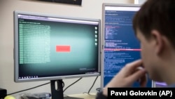 Një punonjës i Global Cyber Security Company Group-IB zhvillon një kod kompjuterik në një zyrë në Moskë, 25 tetor 2017.