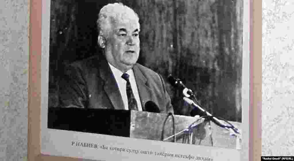 Раҳмон Набиев низ дар Қасри Арбоб истеъфояш аз мақоми раисиҷумҳури Тоҷикистонро "расмӣ" кард.