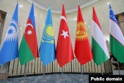 Türki dilli döwletleriň guramasyna agza ýurtlaryň baýdaklary. 2024-nji ýylyň noýabr aýy, Bişkek.