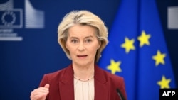 ევროკომისიის პრეზიდენტი ურზულა ფონ დერ ლაიენი პრესკონფერენციაზე ბრიუსელში, 2025 წლის 3 დეკემბერი