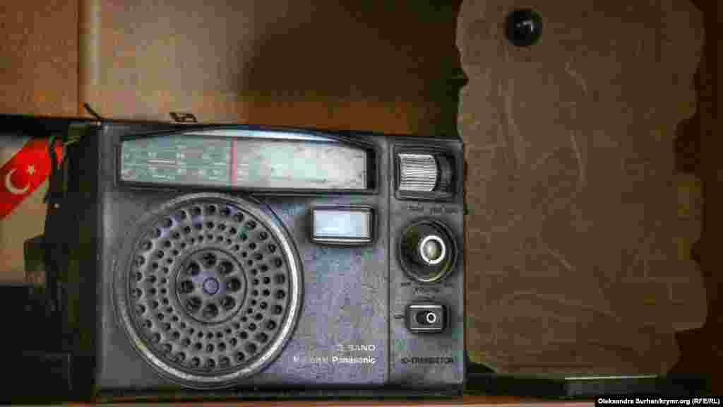 Радіоприймач дисидента і правозахисника Андрія Сахарова. Він розповів Джеміллеву, що саме з цього приймача почув новину про голодування Мустафи аг'а. Коли рахунок днів голодування Джемілєва перейшов на сотні, Сахаров написав йому лист із проханням припинити