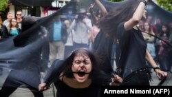 Ulični performans protiv seksualnog uznemiravanja u Prištini, ilustrativna fotografija