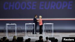 Președintele francez Emmanuel Macron o salută pe președinta Comisiei Europene, Ursula Von der Leyen, după ce aceasta și-a susținut discursul în cadrul evenimentului „Alege Europa pentru știință”, care a avut loc în amfiteatrul Universității Sorbona din Paris.