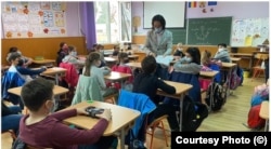 Judecătorul Cristi Danileț la una din lecțiile pro-bono de popularizare a culturii juridice pentru elevi